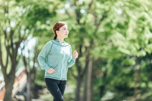 戸田市のパーソナルジムHealthyのブログ：ウォーキングをする女性